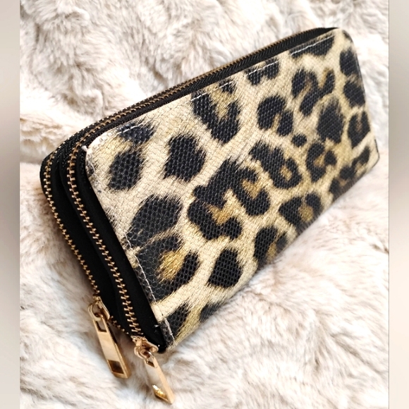 Imulsions Handbags - NWOT💕Leopard 🐆 Print Double Zip Wristlet Wallet By Imoshion!